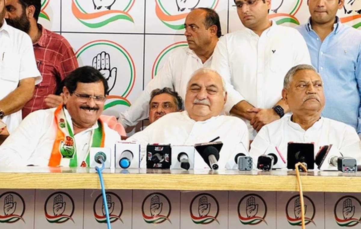 हरियाणा : अहीरवाल क्षेत्र में भाजपा को झटका, कांग्रेस में शामिल हुए पूर्व मंत्री जगदीश यादव हरियाणा : अहीरवाल क्षेत्र में भाजपा को झटका, कांग्रेस में शामिल हुए पूर्व मंत्री जगदीश यादव